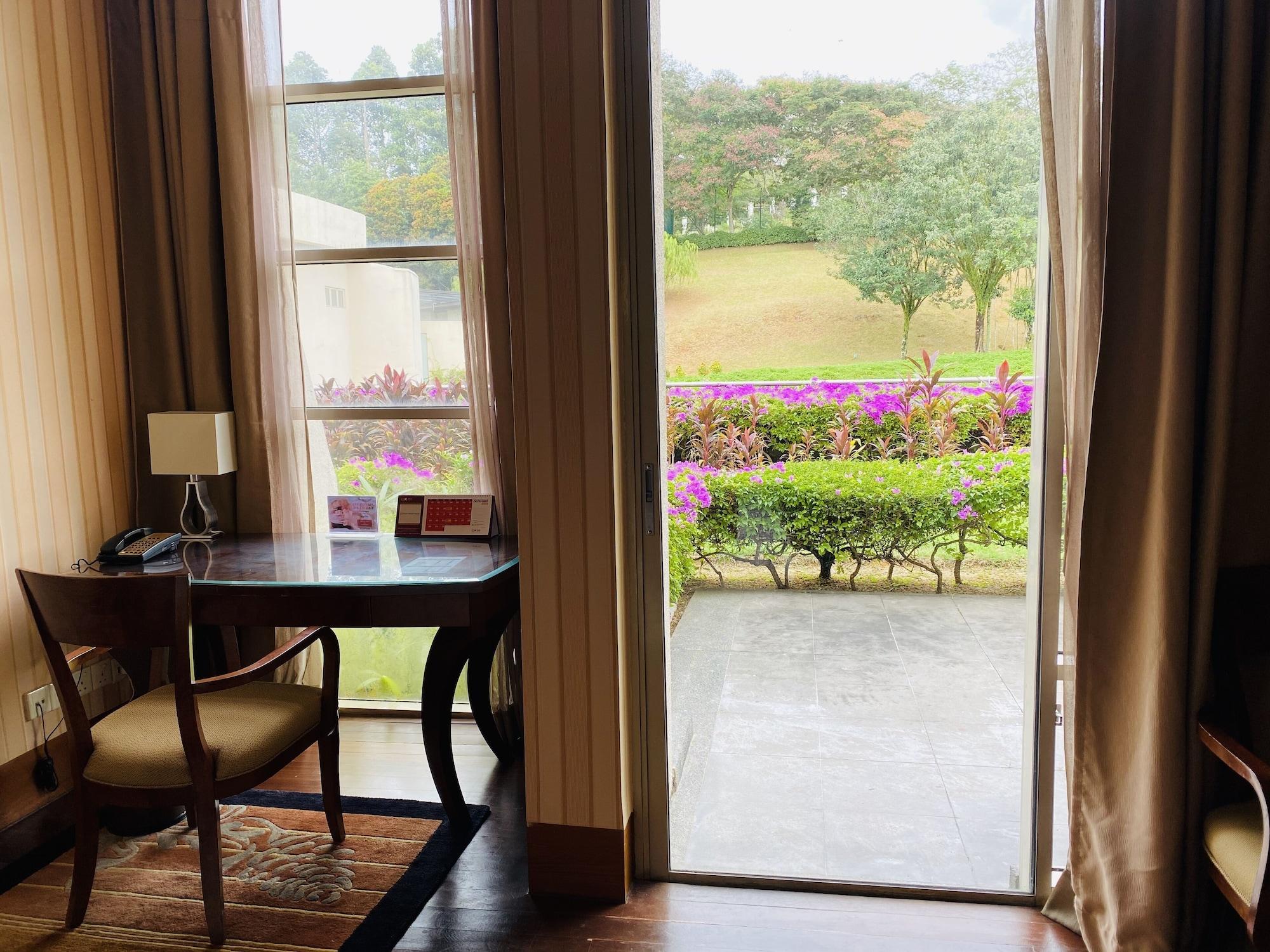 Pulse Grande Hotel Putrajaya Exterior photo A room at the hotel