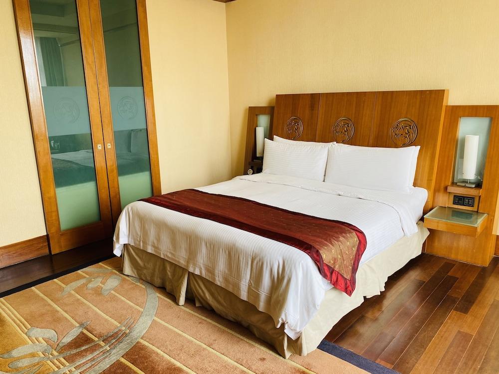 Pulse Grande Hotel Putrajaya Exterior photo A bedroom at the Shangri-La Hotel, Kuala Lumpur