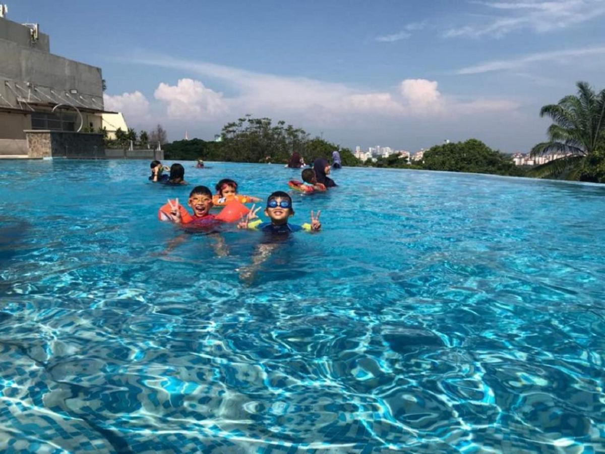 Pulse Grande Hotel Putrajaya Exterior photo Swimming pool at the resort